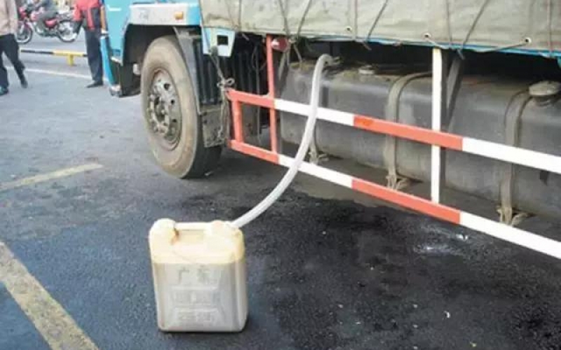 安裝半年GPS油量油耗監控，驚現司機偷油放油